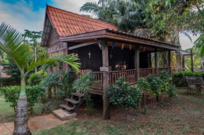 Thai-style Bungalow on Koh Mak Island Basil house with balcony and kitchenette